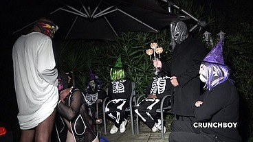 il se fait baiser dehors pendant la nuit d'halloween