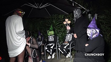 il se fait baiser dehors pendant la nuit d'halloween