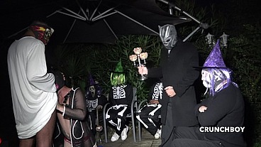 il se fait baiser dehors pendant la nuit d'halloween