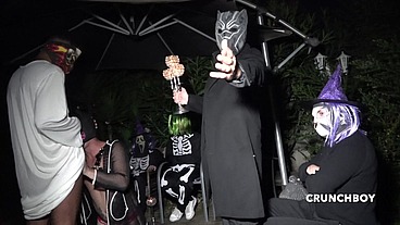 il se fait baiser dehors pendant la nuit d'halloween