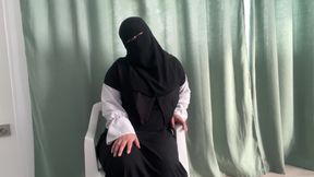 An Arab girlfriend with big breasts gives very sexy instructions on masturbation.