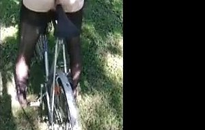La coquine s'encule avec la selle du velo