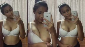 Dhoni poribaar er college a porua cute meye'r noshtami faash