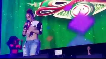 La materialista se le rompe el braciel y cantando en el escenario