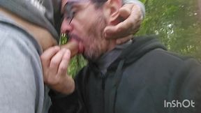 estava na trilha parado batendo uma punheta, chegou um cara me colocou para mamar ate gozar depois foi embora sem.olhar para traz.