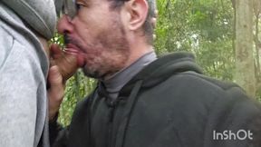 estava na trilha parado batendo uma punheta, chegou um cara me colocou para mamar ate gozar depois foi embora sem.olhar para traz.