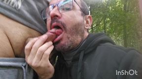 estava na trilha parado batendo uma punheta, chegou um cara me colocou para mamar ate gozar depois foi embora sem.olhar para traz.