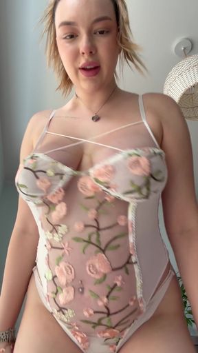 Pregnant mommy-to-be offers free OnlyFans chat and belly growth updates