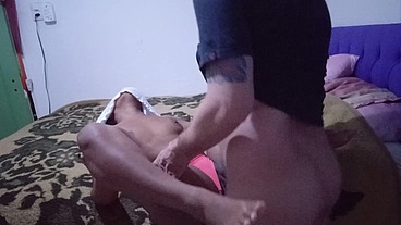 O novo namorado dela tenta entrar no banheiro quando a ouve engasgando no meu pau