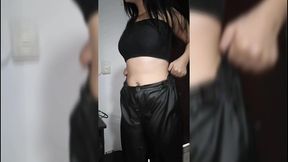 estaba jugando y viendo porno y llega la puta de mi mujer a atenderme.