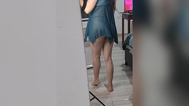 Dancing in front of the mirror in company ends up giving an incredible blowjob