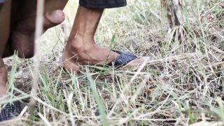 Onbesneden Indiase amateurs strelen grote piemels voordat ze intens anaal worden bevrucht.