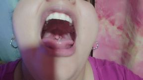 Mi boca abierta mostrando la uvula- POV íntimo.