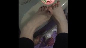 LOOKALIKE FEET ARE SIMILAR PIANO TOES