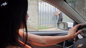 SALOM� GIL ES FOLLADA POR EXTRA�O A CAMBIO DE AYUDARLE A REPARAR SU AUTO