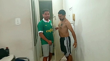 Ele disse pra esposa que ia ver futebol em casa