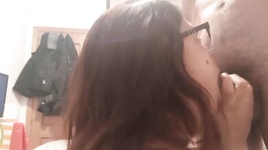 Me monto en la enorme polla de mi amigo