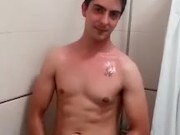 dandome una ducha exitado