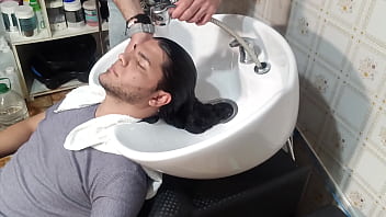 Lavando o cabelo para cortar