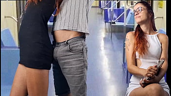 Safada estudante deixa estranho encoxar sua bunda em p&uacute_blico!