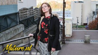 Geile Schlampe lutscht tief, bevor sie in den Arsch gefickt wird.