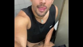 Caminhoneiros brincando no banheiro, safado me comeu no banheiro do aeroporto.