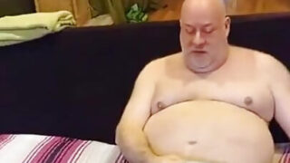 Vídeo caseiro íntimo de um urso maduro e gordinho: masturbação solo, brincadeiras com os pés e uma explosão de gozo anal em close.