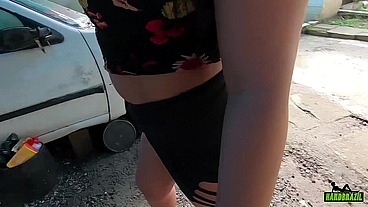 A garota da bunda enorme leva ferro escondido do pessoal da festa