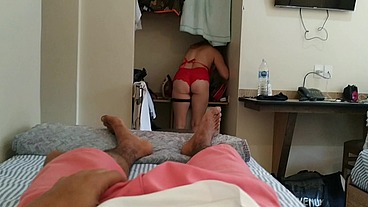 Destruindo o cu e a buceta da milf de 50 anos com a minha piroca grande socando nela o mais fundo possível,fazendo ela gritar.