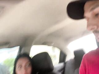 MI CHOFER SE EMOCIONA AL VERME CON MI VIBRADOR ADENTRO