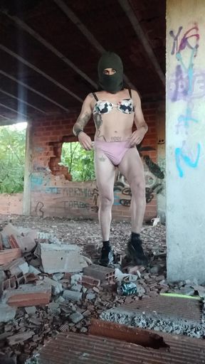 I found an abandoned house in Yeles Toledo and I took off my clothes and was left with only pink panties and a bra on