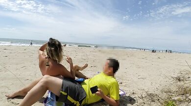 REAL AMATEUR PUBLIC HANDJOB RISKY ON THE BEACH !!! PEOPLE WALKING NEAR...