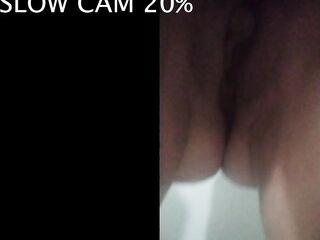 Madurita tetona meando en el baño de casa. Fetiche de la orina