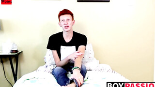 Twink spreads his ass and jerks off to an explosive finish