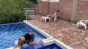 Piscinero cachondo me folla cuando mi marido no esta