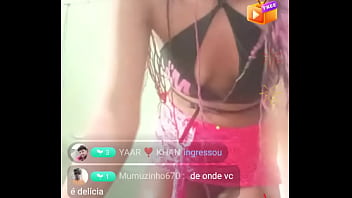 Novinha Neguinha do bund&atilde_o fazendo carinha de safadona dan&ccedil_ando na live
