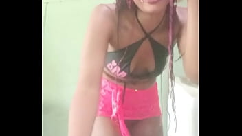 Novinha Neguinha do bund&atilde_o fazendo carinha de safadona dan&ccedil_ando na live