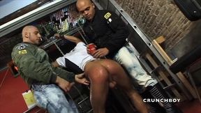 du sex hard en backroom avec des mecs poilus en cuir