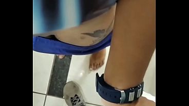 Preto macho e tatuado gemendo de dor na agulha de tatuagem