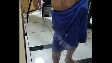 Preto macho e tatuado gemendo de dor na agulha de tatuagem