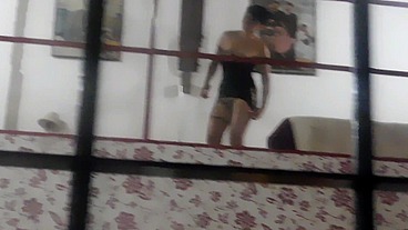 ESPIANDO A LA VECINA PUTA