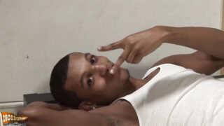 اغتصاب جماعي عنيف لثلاثة أشخاص: الشابة دومينو ستار تُمارس الجنس بدون واقٍ مع قضبان سوداء ضخمة