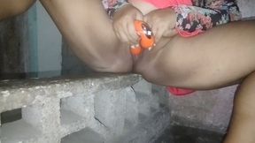 The Boss Goes to Supervise the Work and While the Workers Arrive She Masturbates and Ends up Rich