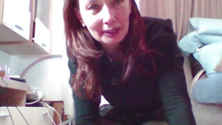 Mogen puma i strumpor och höga klackar gapar hennes rövhål solo