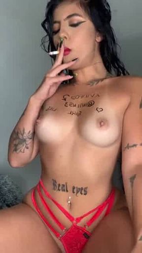 Latina smokes