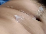 Joven chacal se saca la leche de toda 1 semana guardada