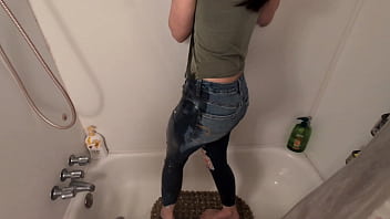 thick white girl pee desperation in jeans