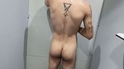 Tomando banho no vestiário da academia 11