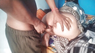 सुडौल शरीर वाली भारतीय प्रेमिका बाथरूम में एक बड़े लिंग वाले व्यक्ति से बेरहमी से गुदा मैथुन करवाती है।