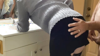 Gostosa tem a bunda arrombada no banheiro